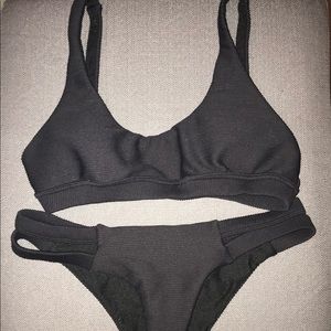 Billabong size small black ribbed bikini!